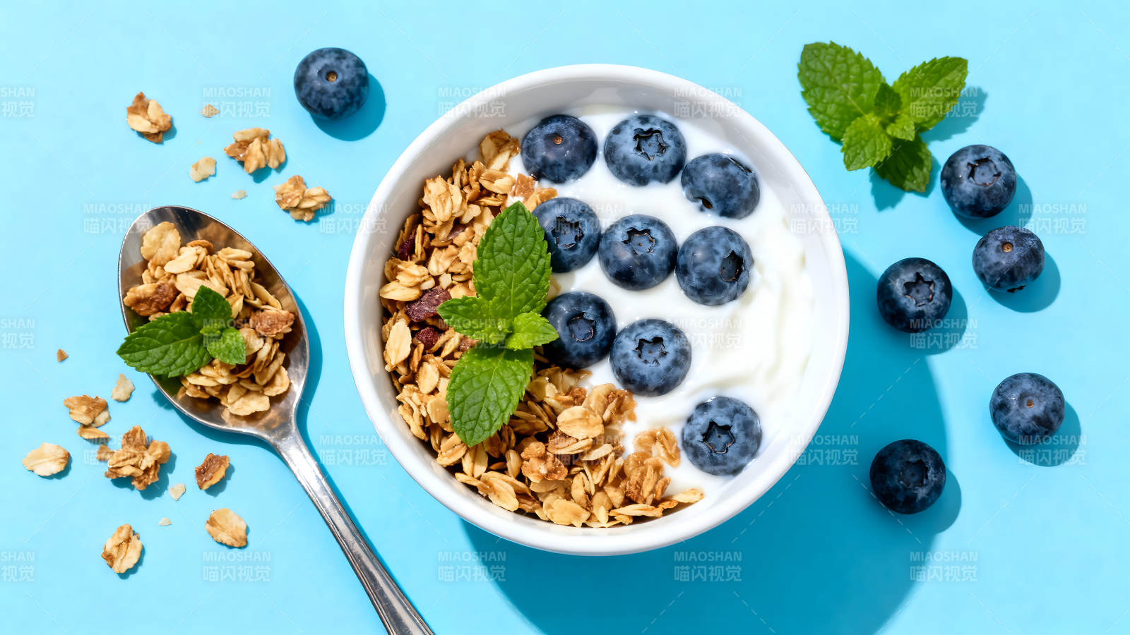 蓝莓酸奶麦片早餐特写-图片
