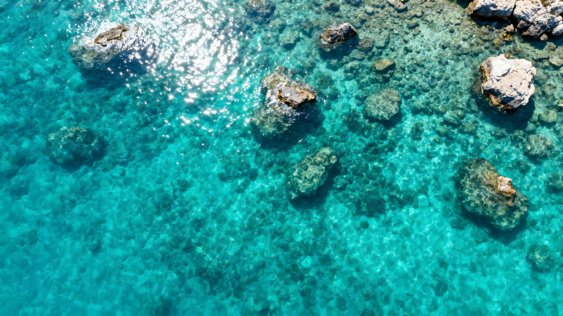 碧海礁石陽光下的海面-圖片