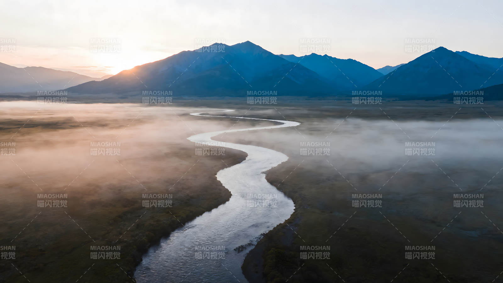 蜿蜒河流穿梭霧氣山巒之間圖片