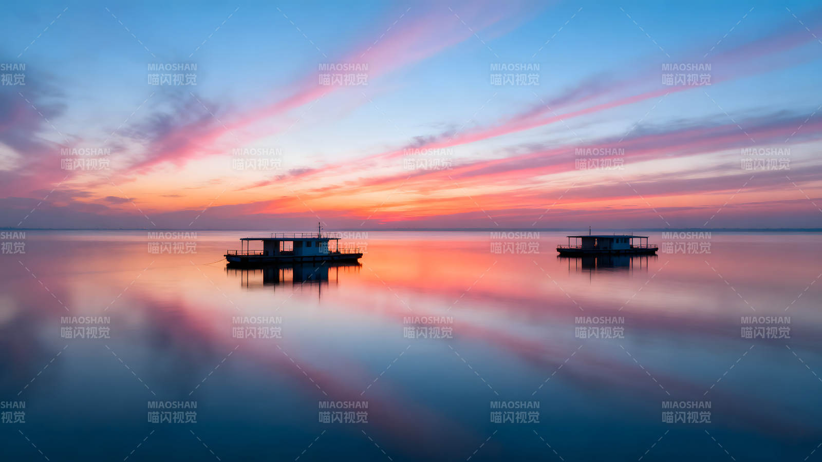 夕陽下水面平靜的小船-圖片