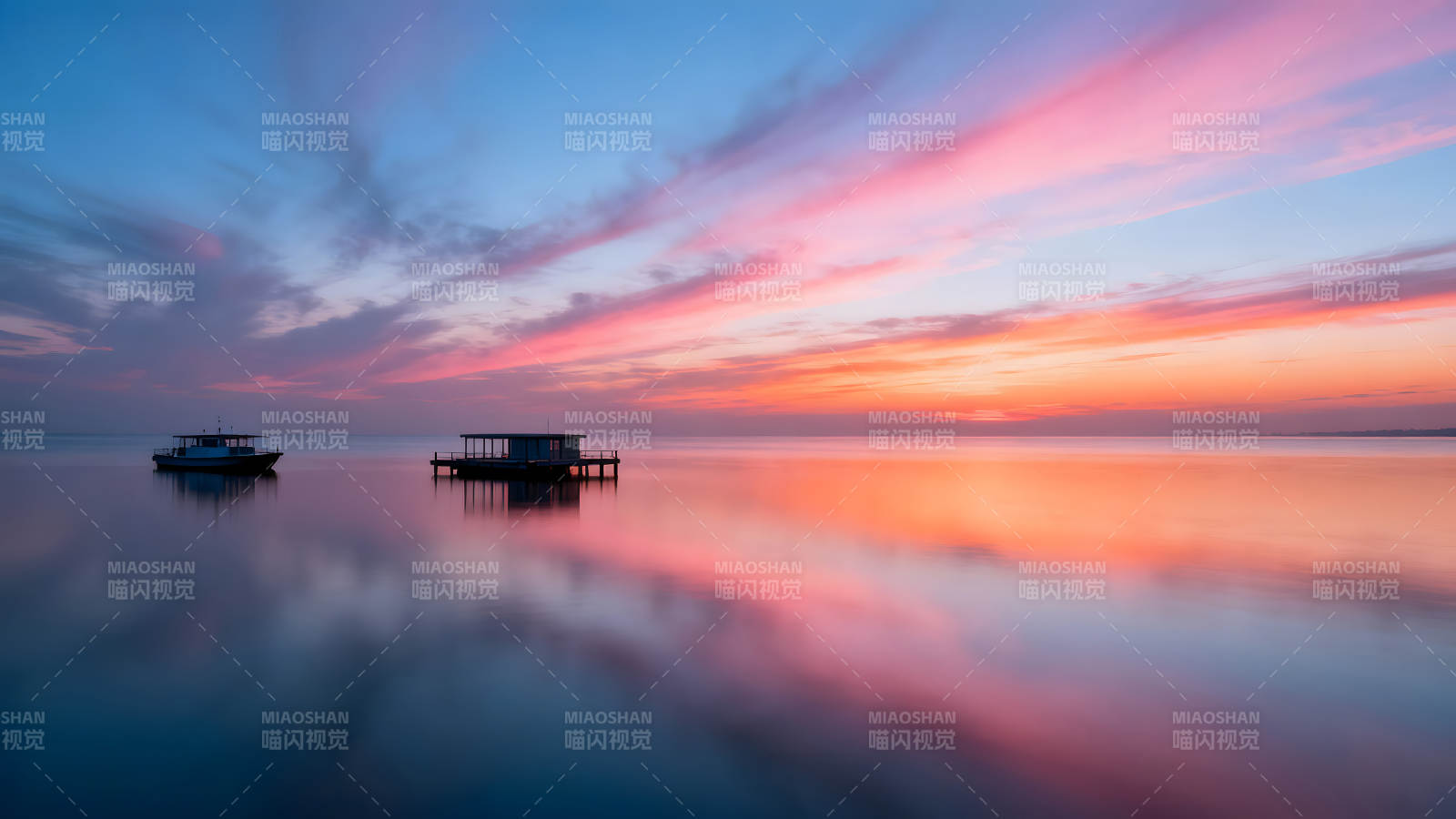 天空与水面的色彩交织船只静谧-图片