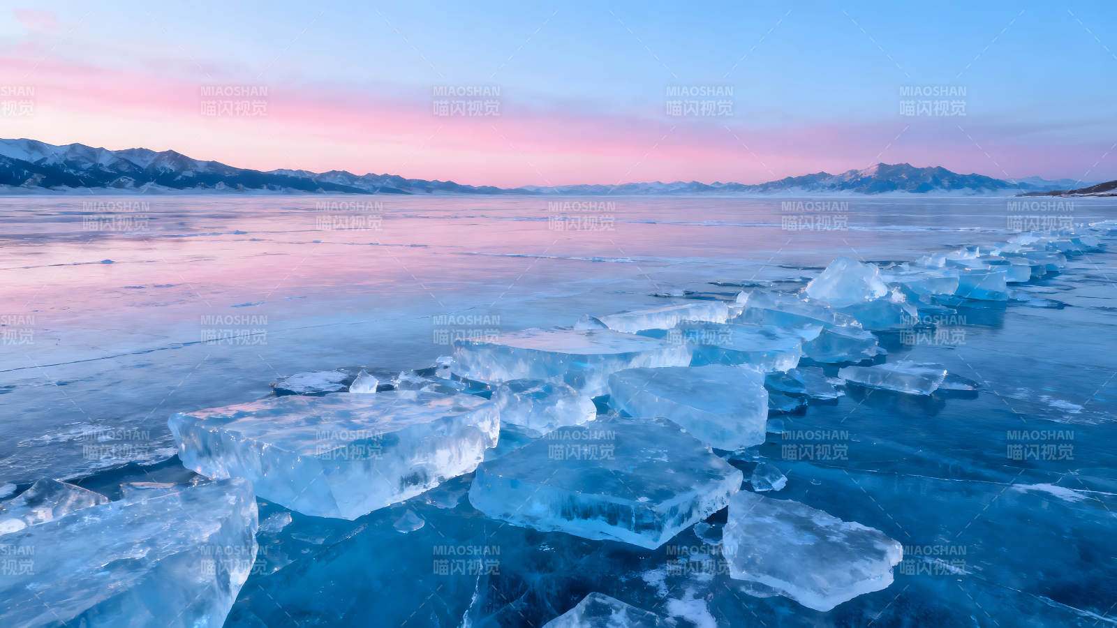 冰面上的藍色冰塊遠山粉色天空-圖片