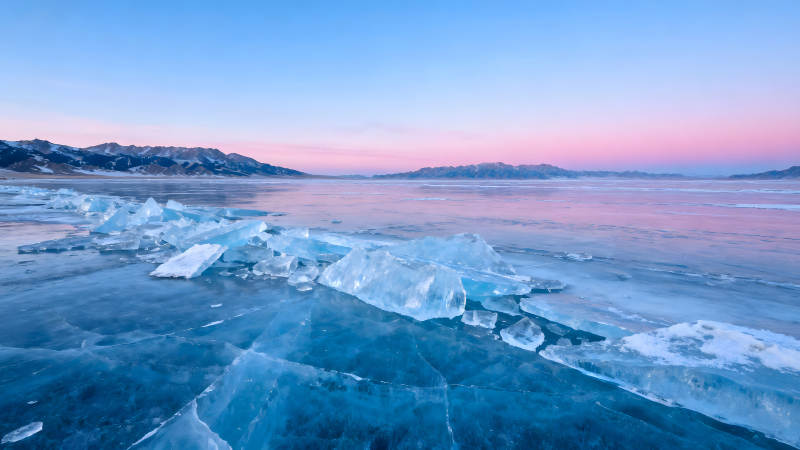 冰封湖面與山脈景色-圖片