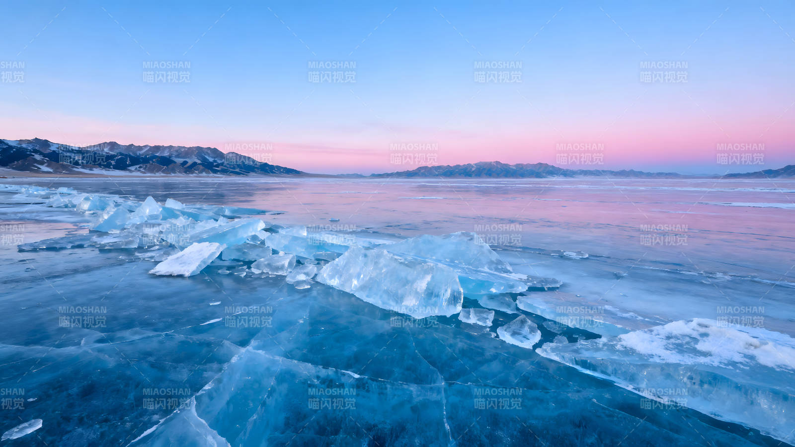冰封湖面與山脈景色-圖片