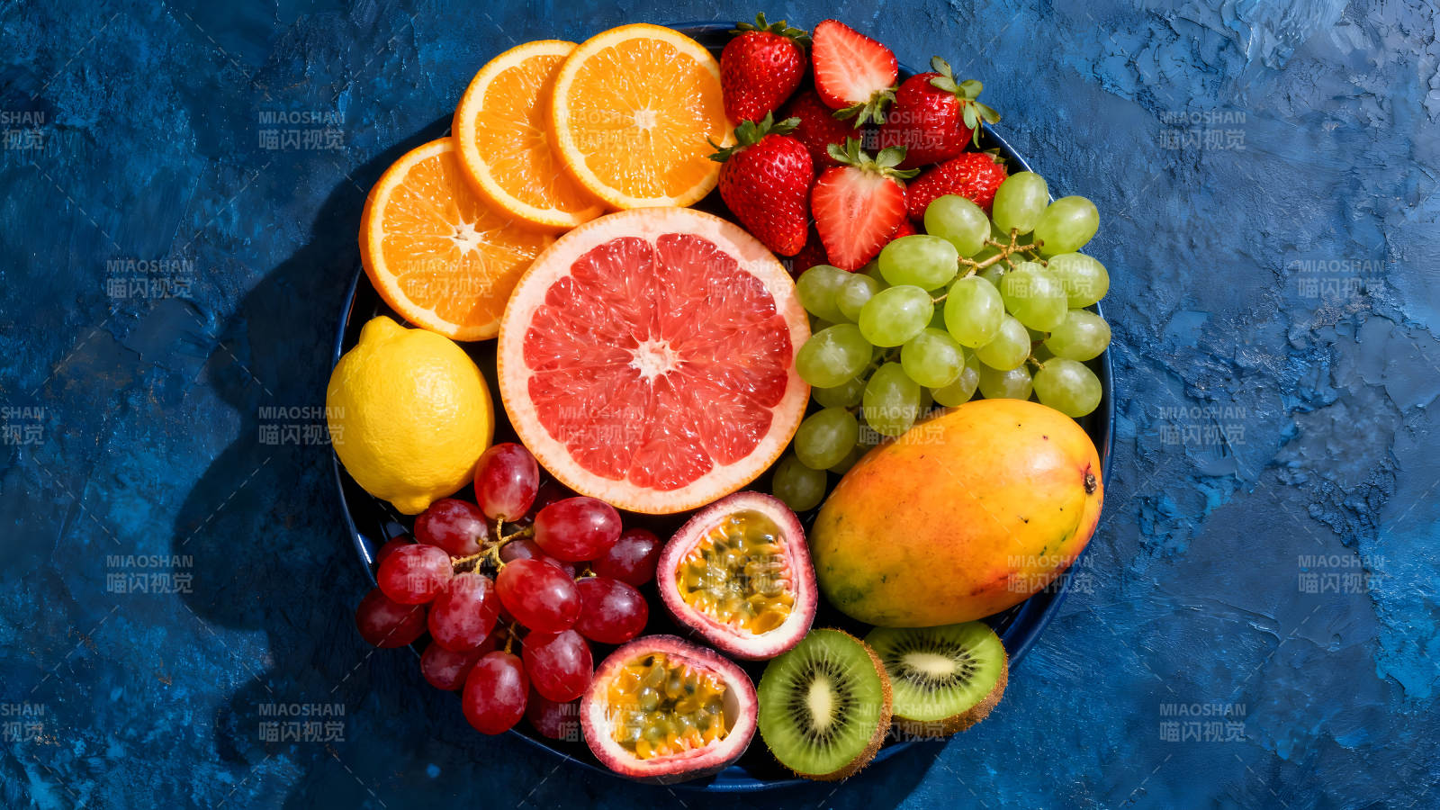 水果拼盘在蓝色背景上-图片