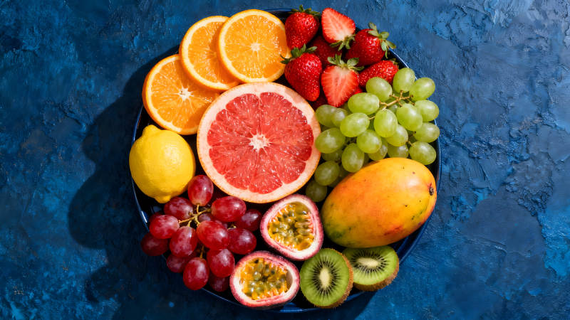 水果拼盘在蓝色背景上-图片