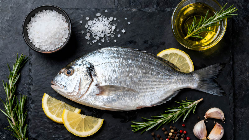 新鲜的鱼和调味料准备烹饪-图片