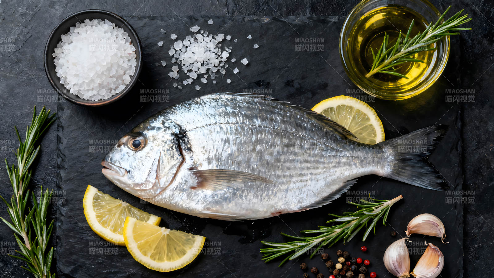 新鲜的鱼和调味料准备烹饪-图片