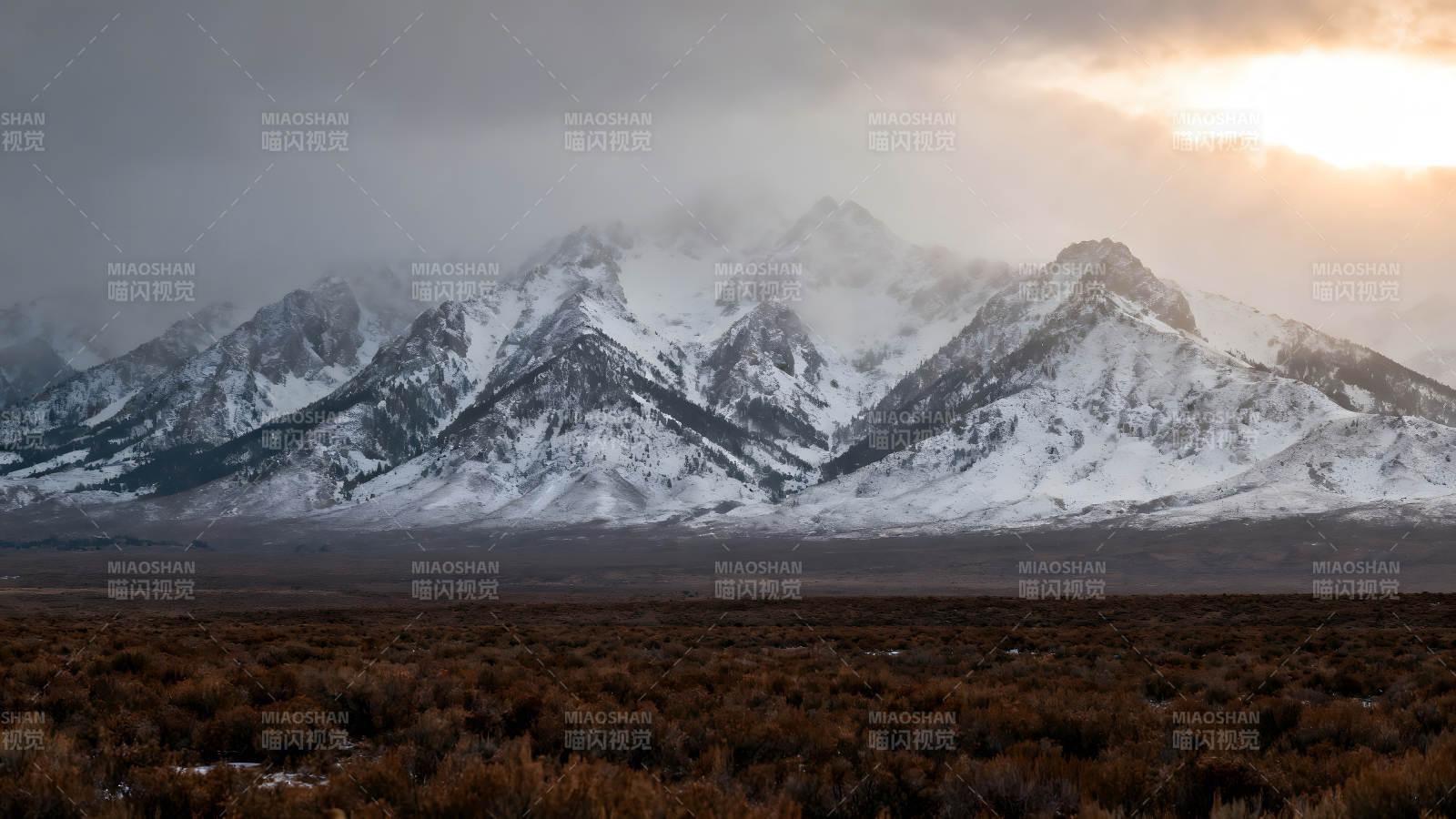 雪山下的荒漠風(fēng)光云霧繚繞-圖片