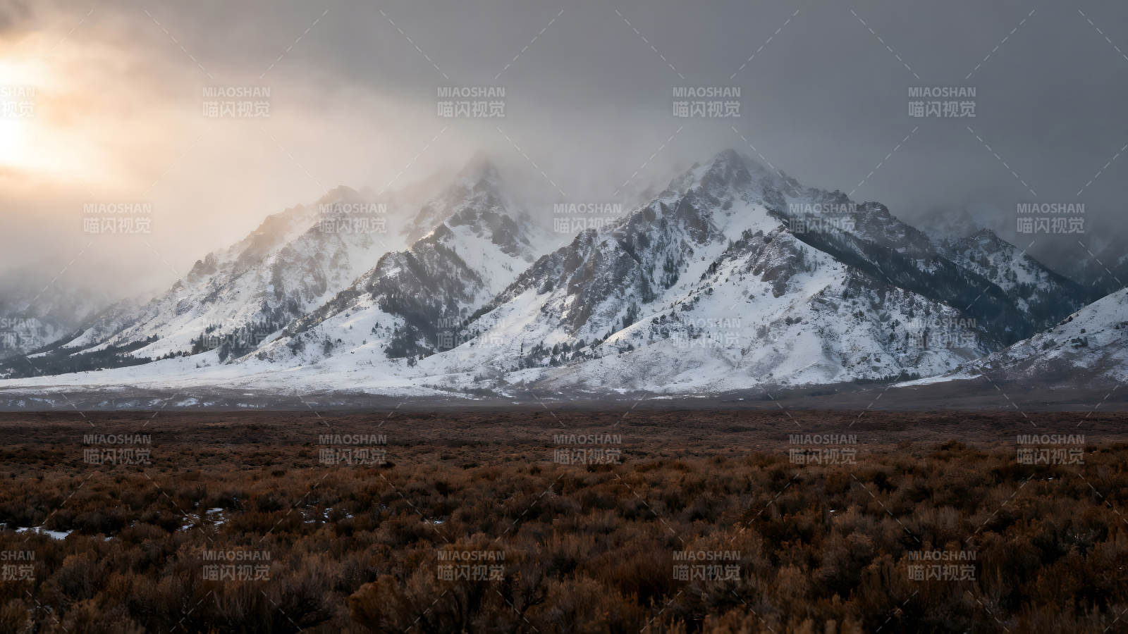 雪山與原野的靜謐風光-圖片