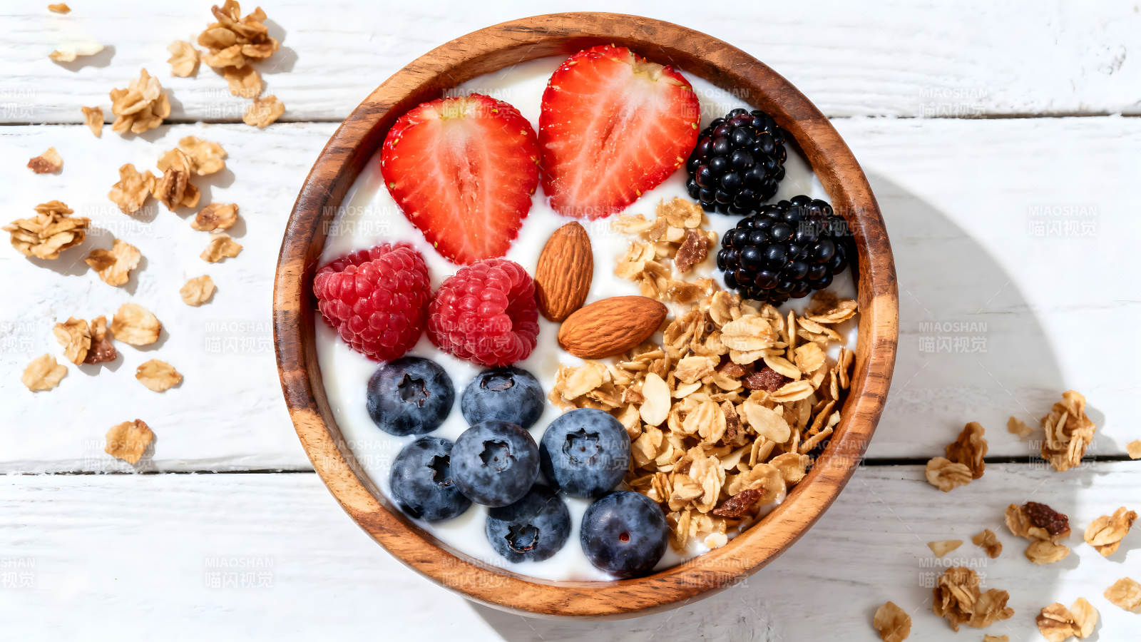 木碗里的酸奶配水果和麦片-图片