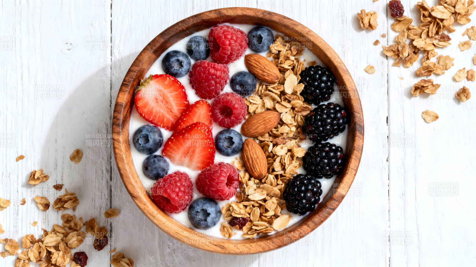碗中酸奶配水果坚果-图片