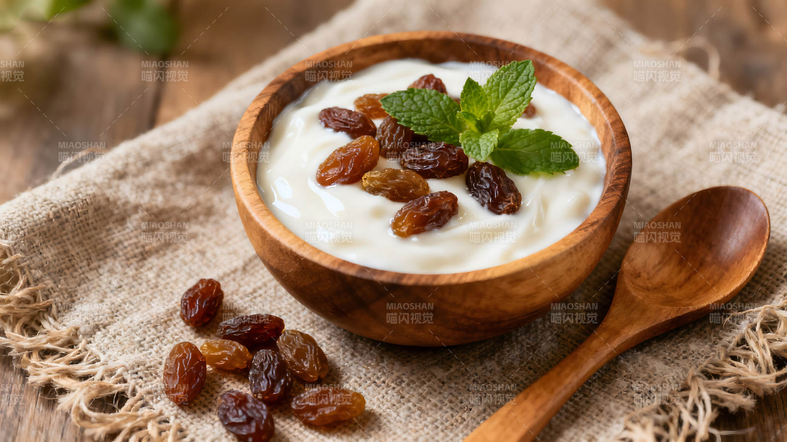 木碗酸奶配葡萄干-图片