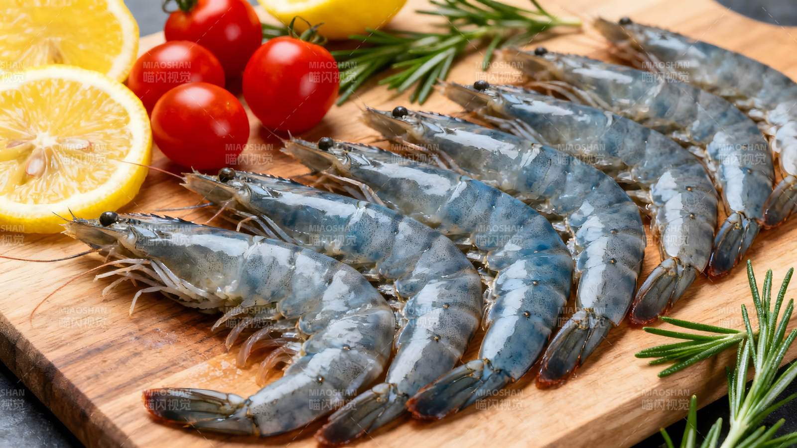 新鲜虾仁与配料的特写-图片