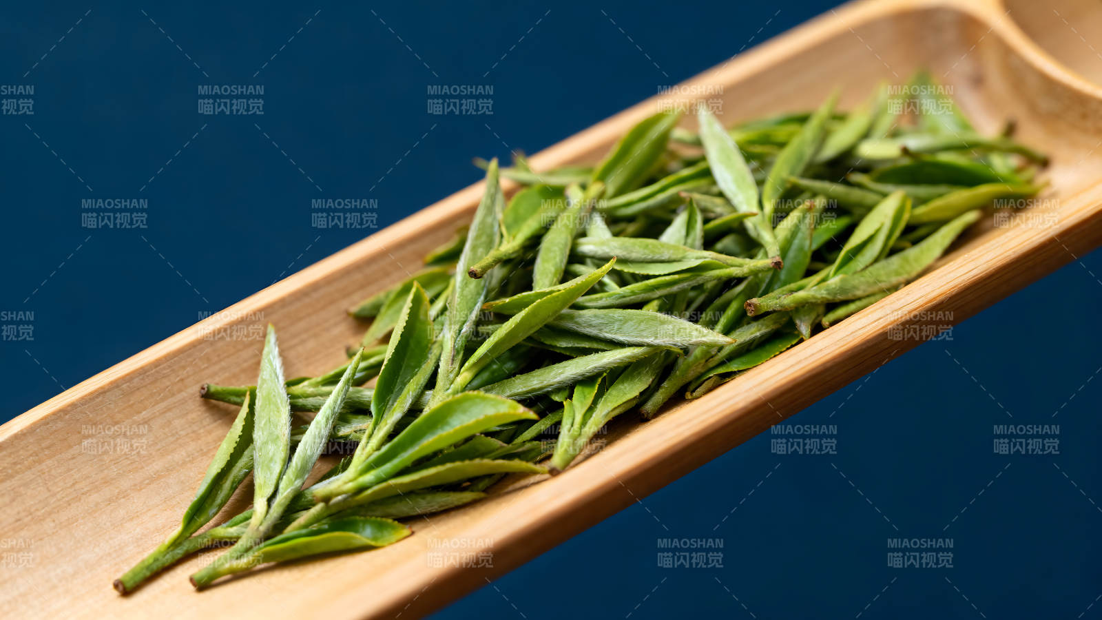 竹盤中的嫩綠茶葉特寫-圖片