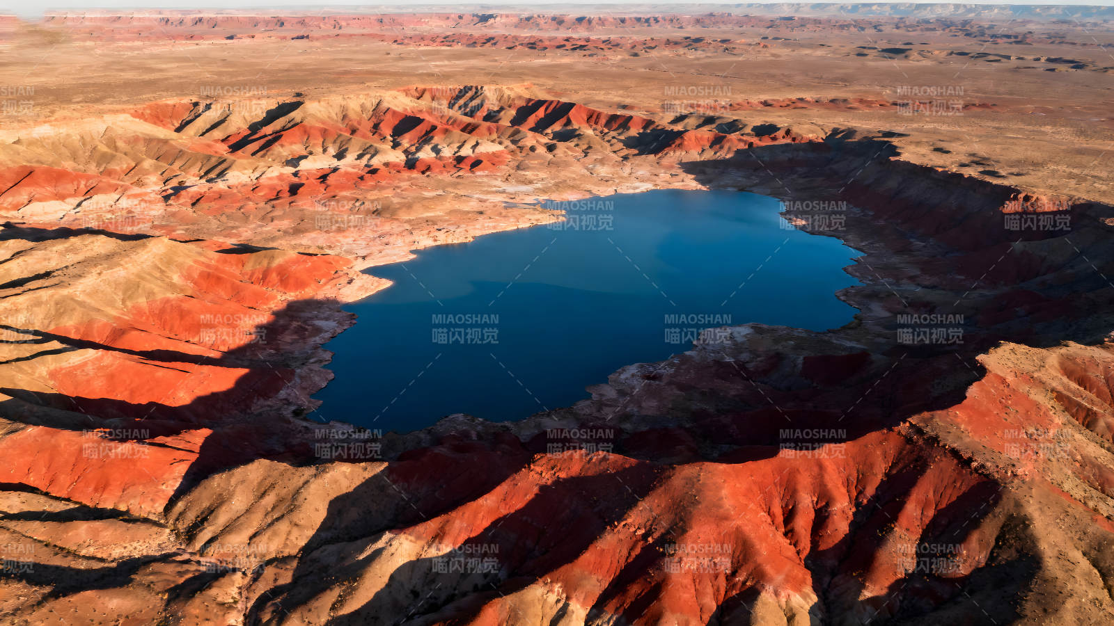 峽谷環(huán)抱的藍色湖泊景觀-圖片