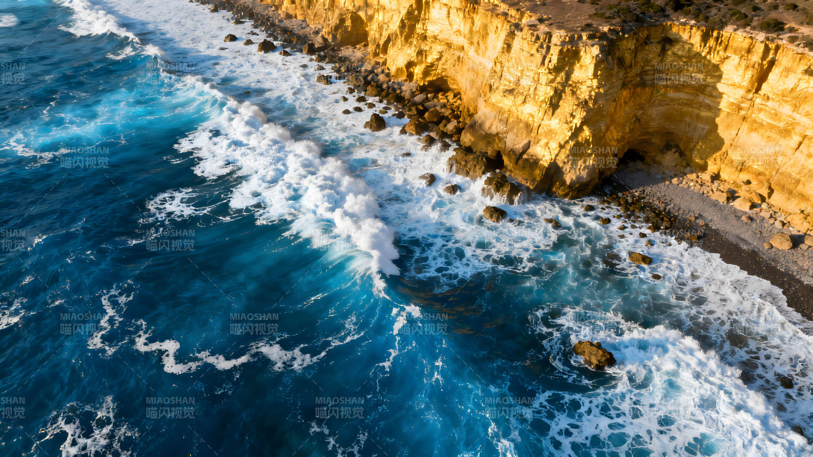 海浪拍打巖壁的壯麗景象-圖片