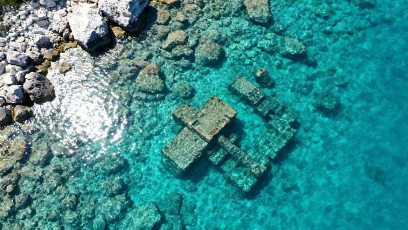 水中遺跡俯瞰視角清澈碧水風景-圖片