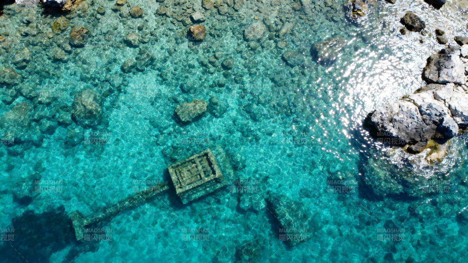 海底古迹在清澈碧波中沉睡-图片