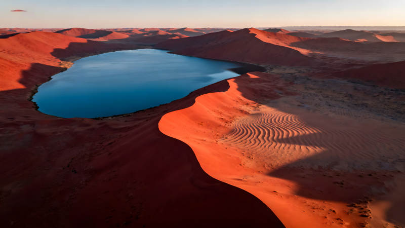 沙漠湖泊美景-圖片