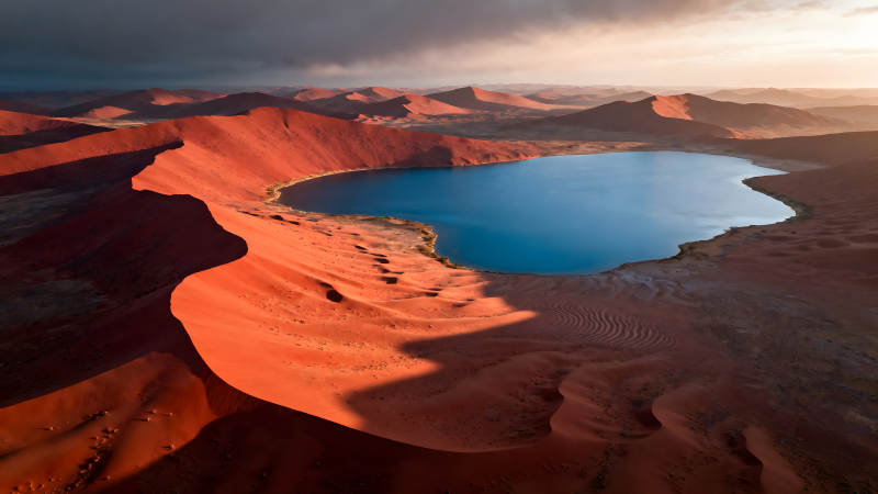 沙漠中的藍湖美景-圖片