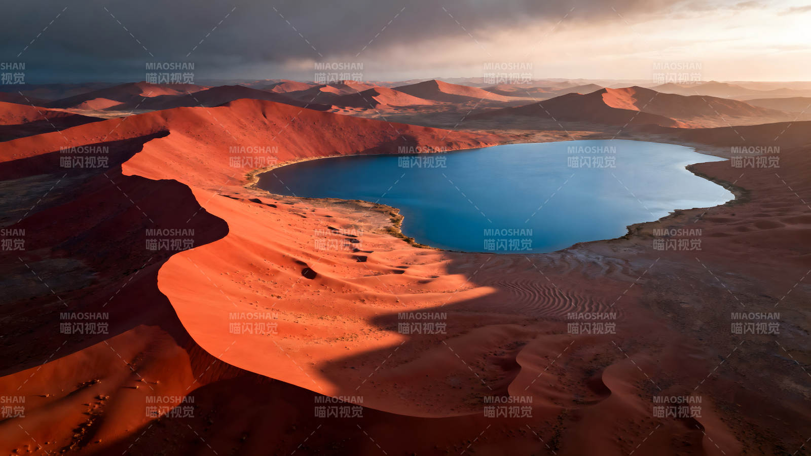 沙漠中的藍湖美景-圖片