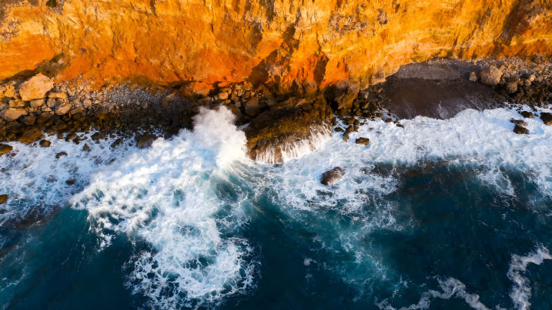 海岸線巖石波浪碰撞-圖片