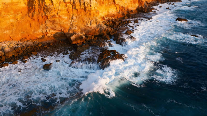 海岸巖石與波浪的壯麗景象-圖片