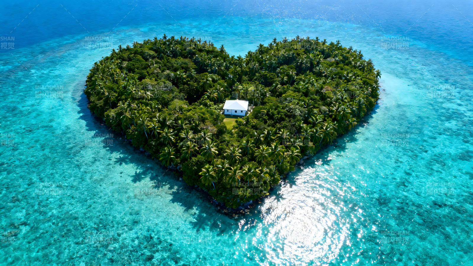 心形岛屿上的小屋碧海环绕图片