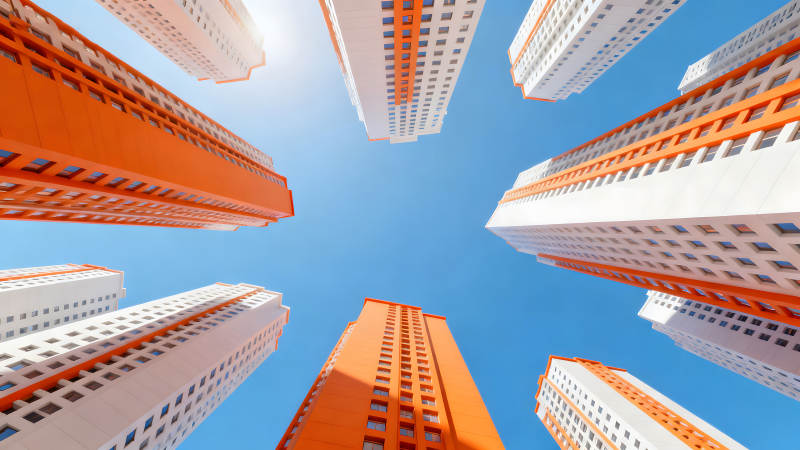 仰视视角下的橙色白色高楼林立-图片