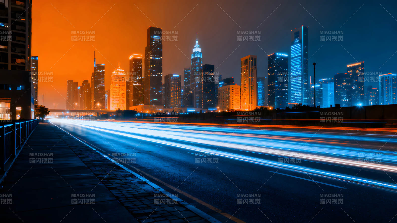 夜幕下的城市灯光轨迹-图片