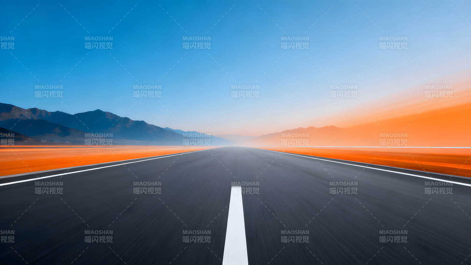 空旷公路通向远方山脉天空-图片