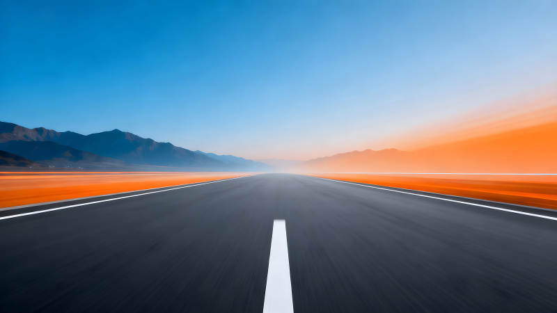 空旷公路通向远方山脉天空-图片