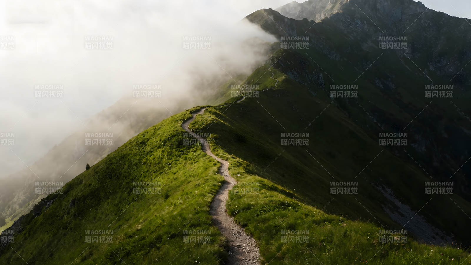 山脊小路云雾缭绕的风景图片