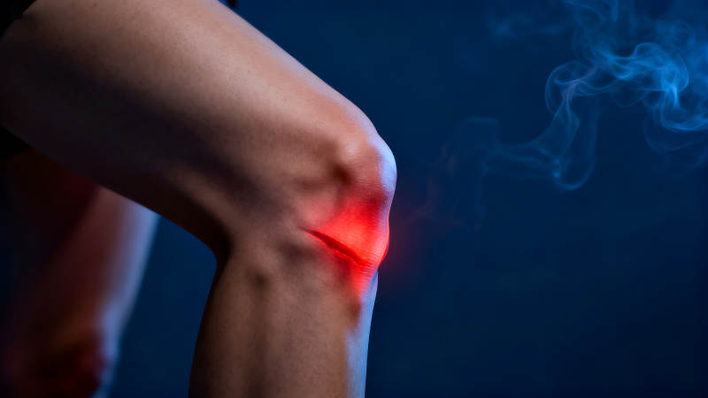 受伤的膝盖关节红光突出-图片