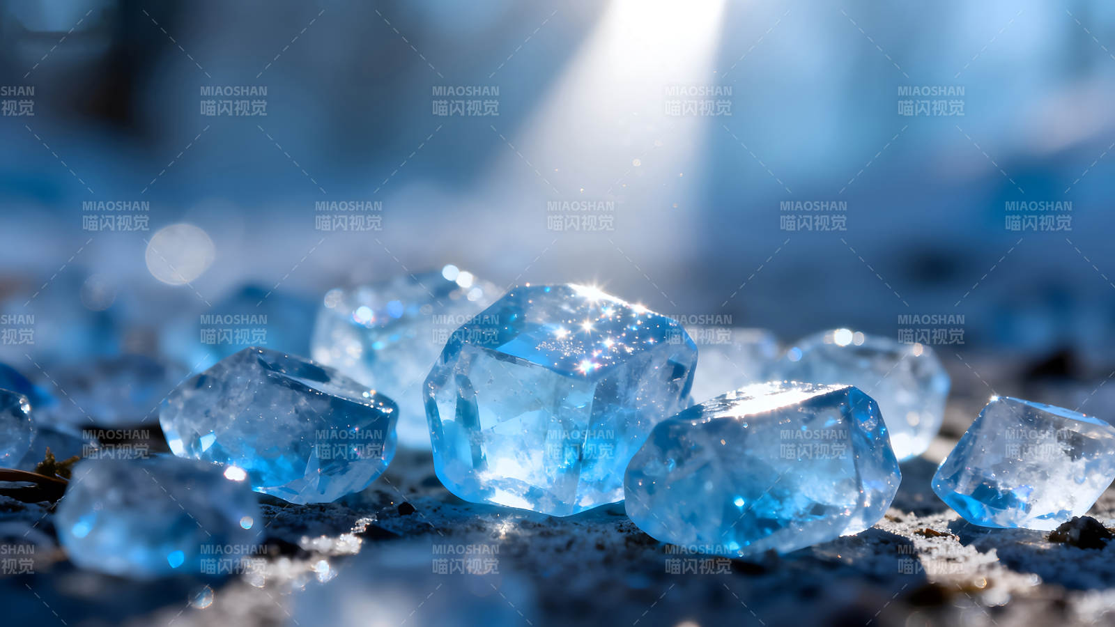 藍寶石晶體在陽光下閃耀-圖片