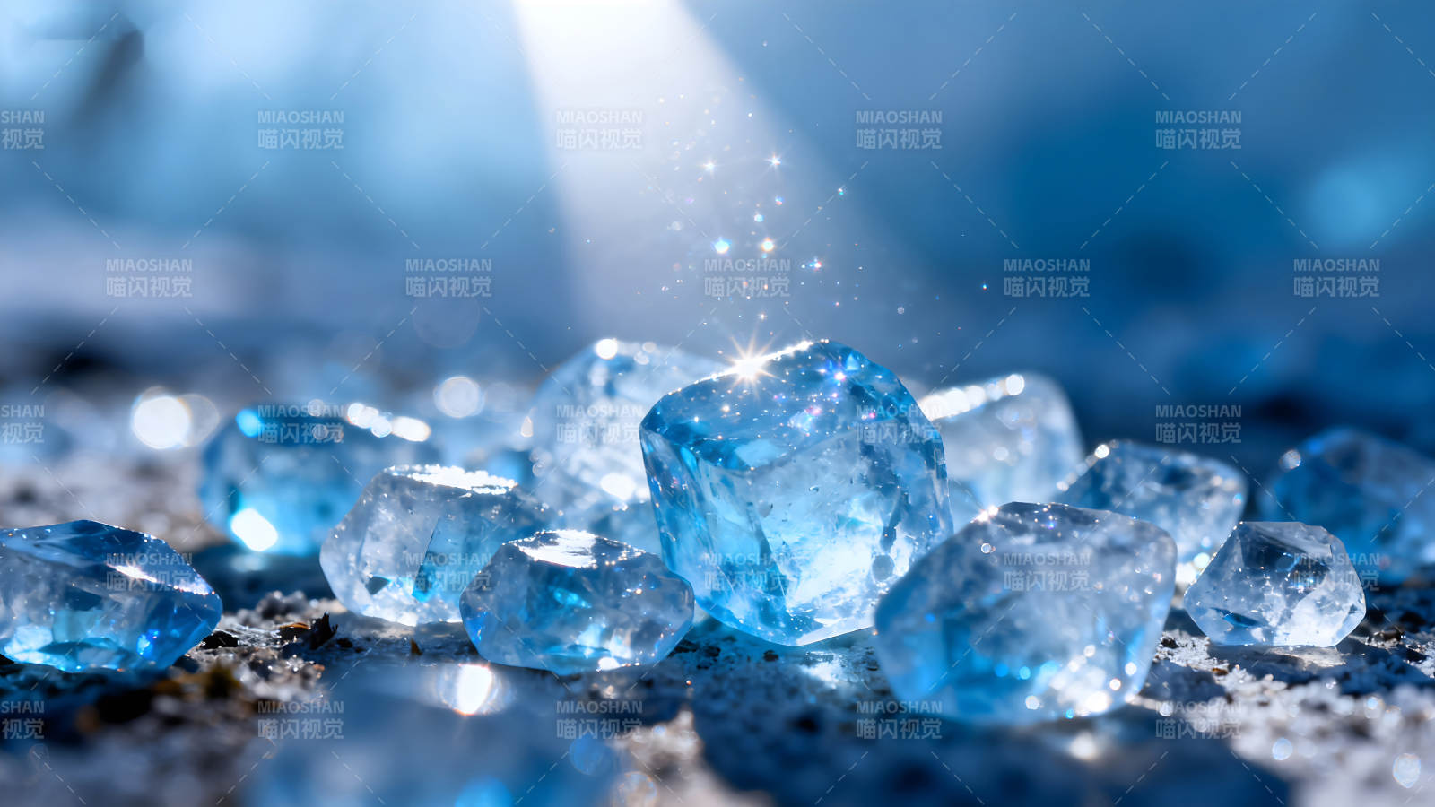 蓝宝石晶体闪耀着光芒图片