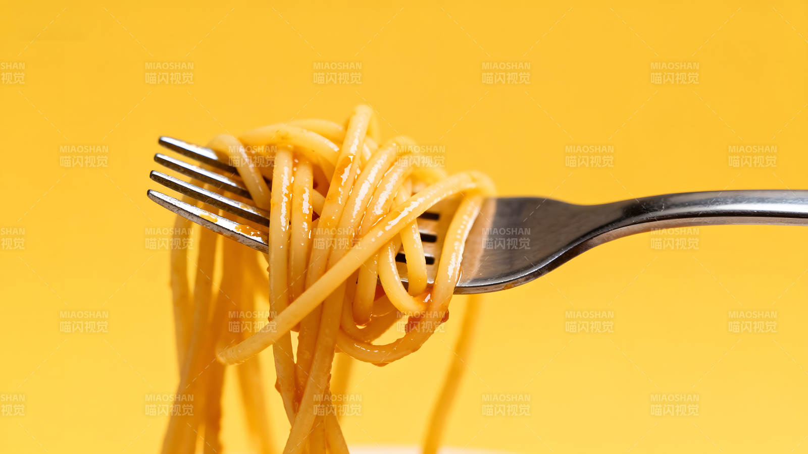 叉子上卷着美味的意面-图片