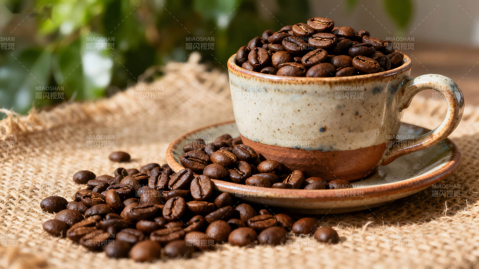咖啡豆堆满瓷杯置于粗布之上-图片