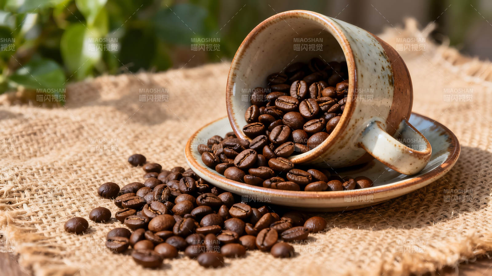 咖啡豆倾泻杯子内周围铺满-图片