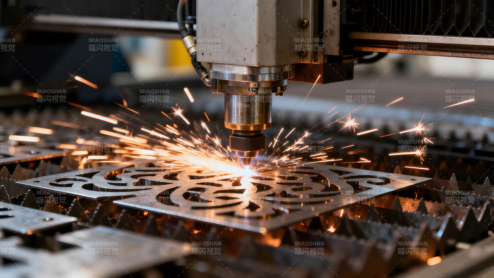 金属切割机工作瞬间火花四溅图片