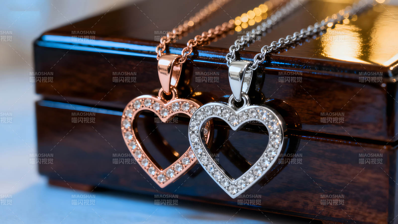 兩顆心形鑲鉆項鏈置于木盒上-圖片