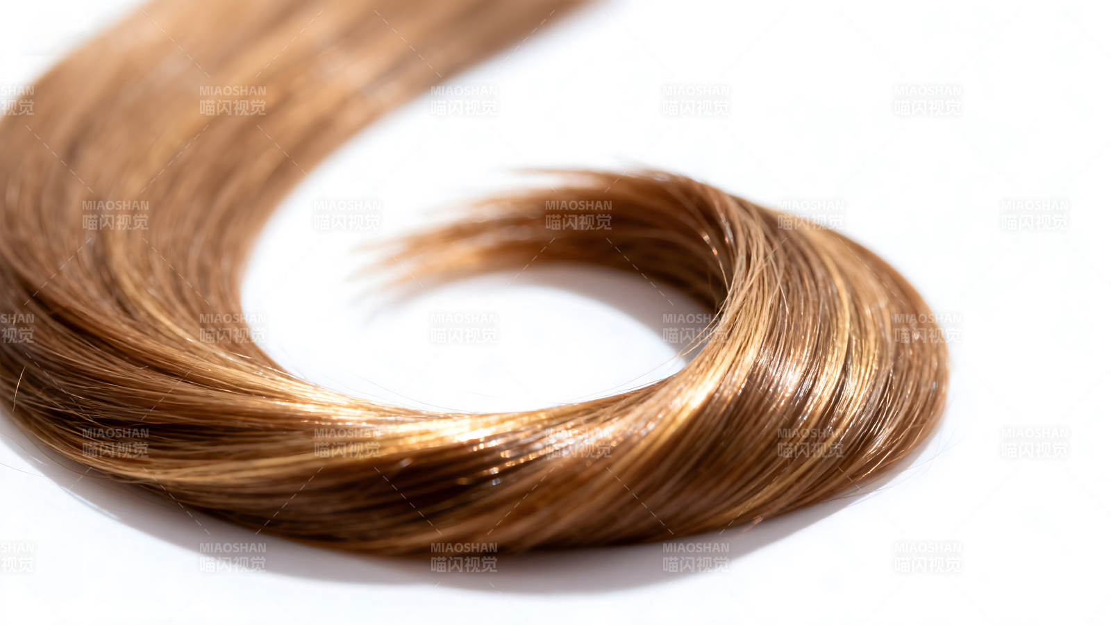 棕色卷发特写光滑柔顺-图片