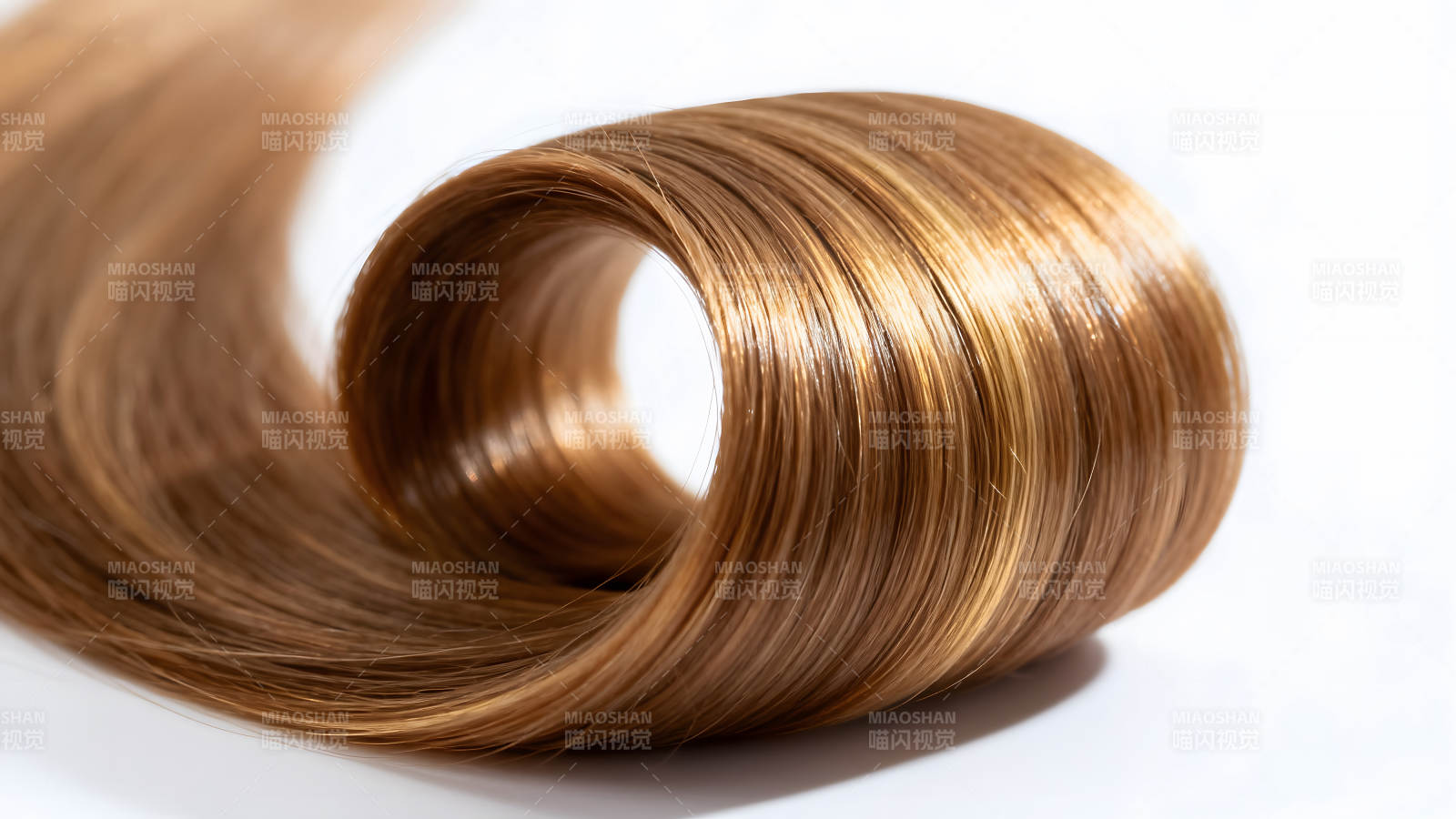 金棕色头发卷曲特写-图片