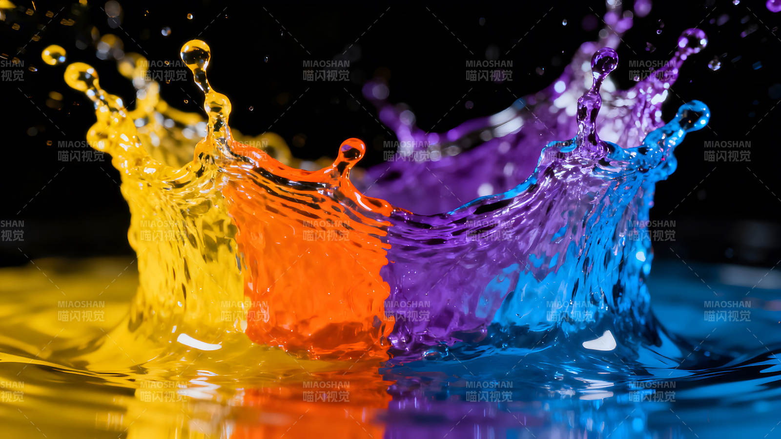 彩色的水溅跃在黑色背景下呈现-图片