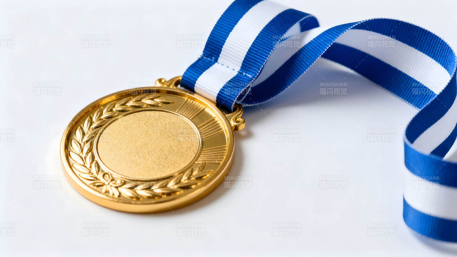 金牌配蓝白绶带象征荣誉-图片