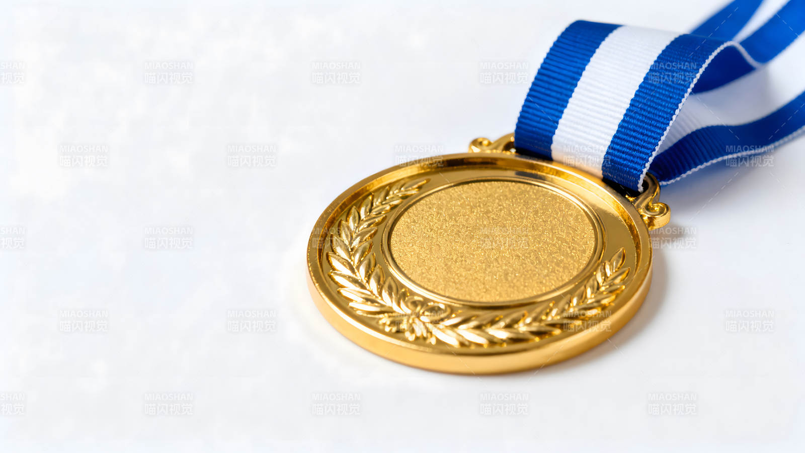金色的奖牌配有蓝白色的缎带-图片