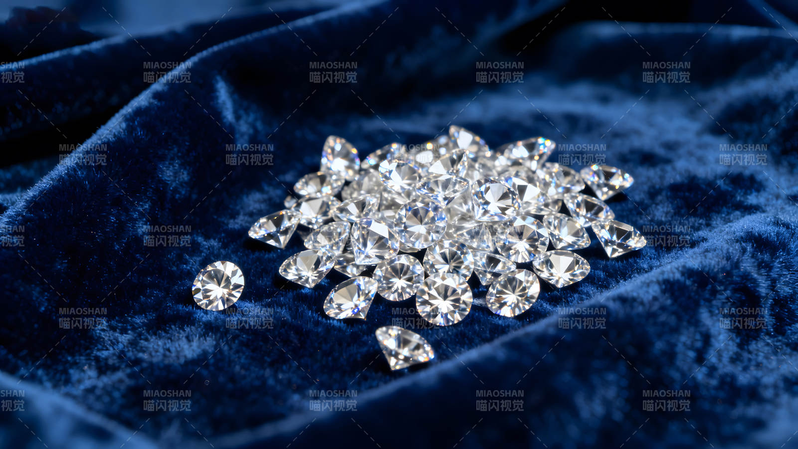 闪耀钻石蓝色绒布衬托奢华-图片