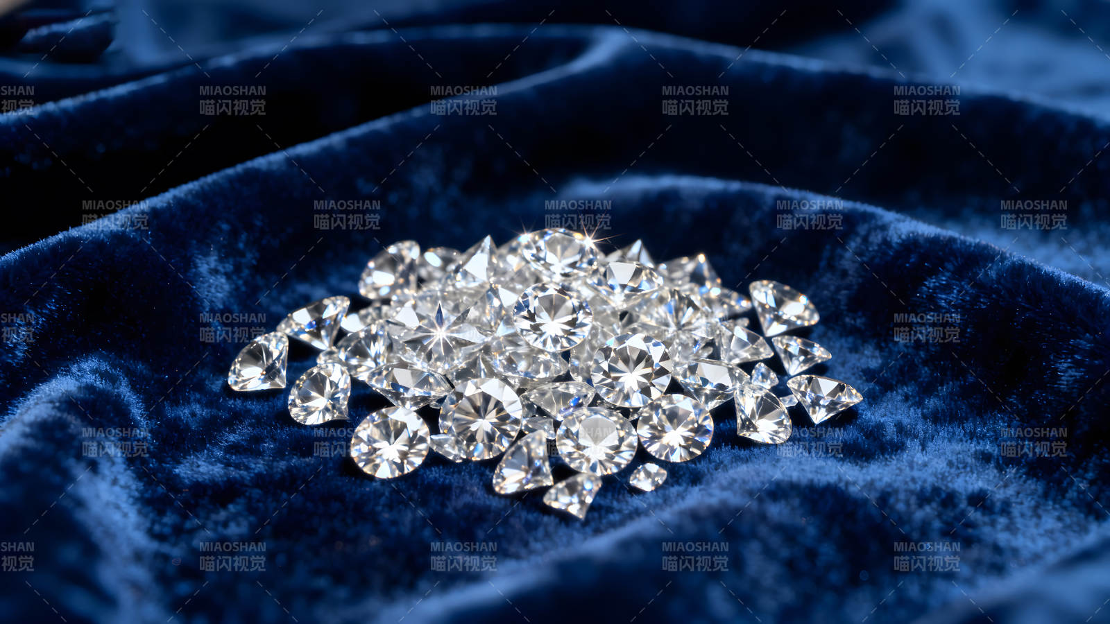 钻石闪耀在蓝色的天鹅绒上-图片