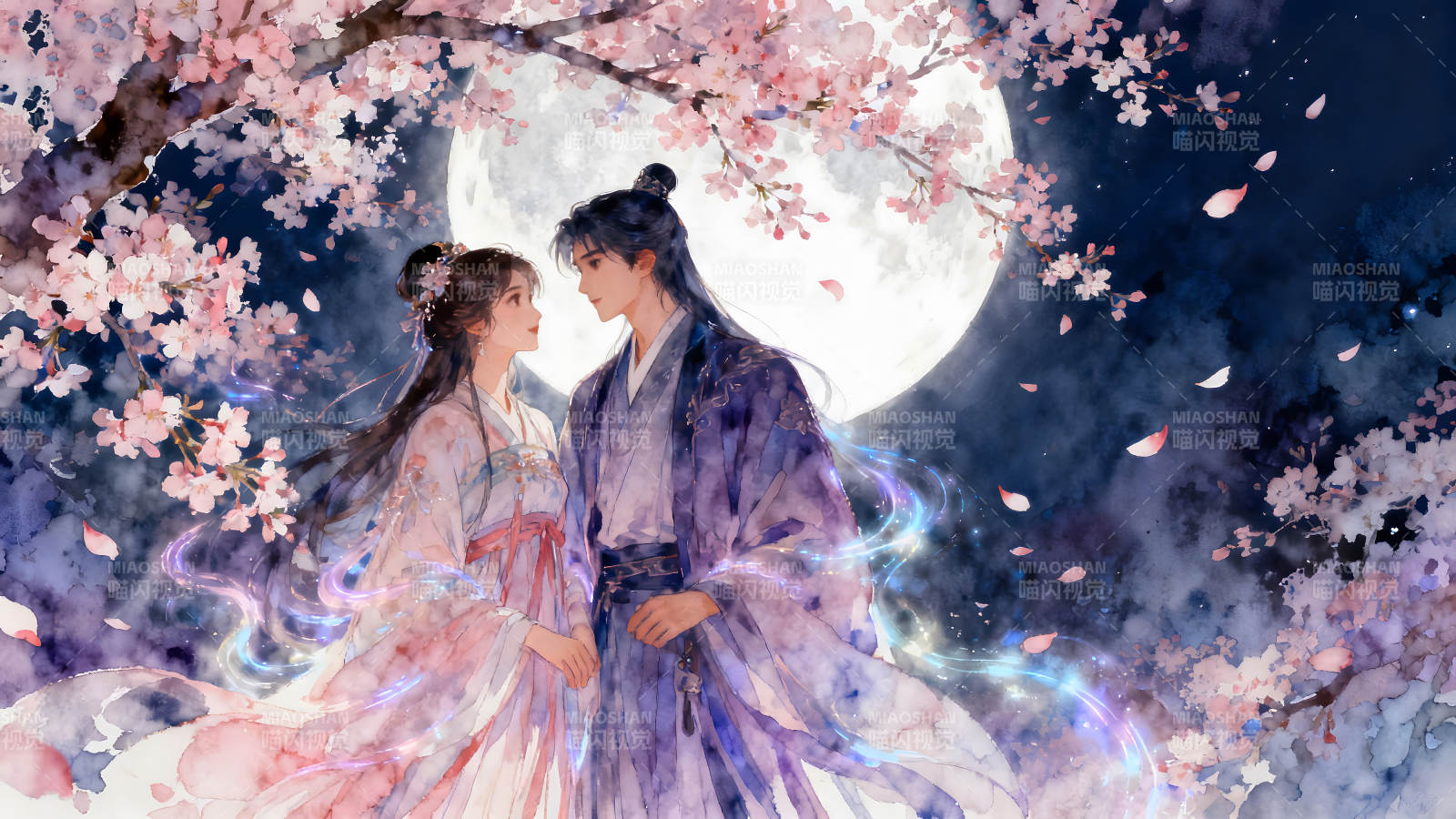 月下情侶櫻花樹下相依偎-圖片